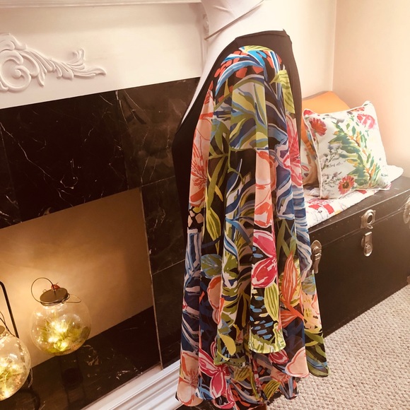 Butterfly 🦋 sleeve Flowy Top! - Picture 3 of 10